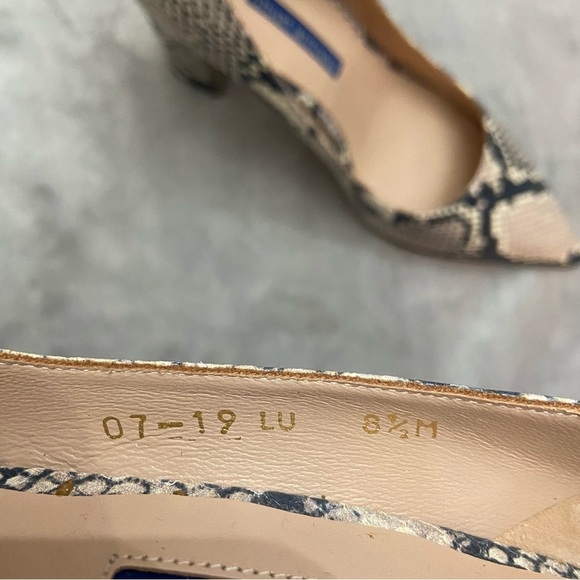 Stuart Weitzman Adria Python Print Pointed Toe Leather Pumps Size 8.5 - Picture 12 of 12